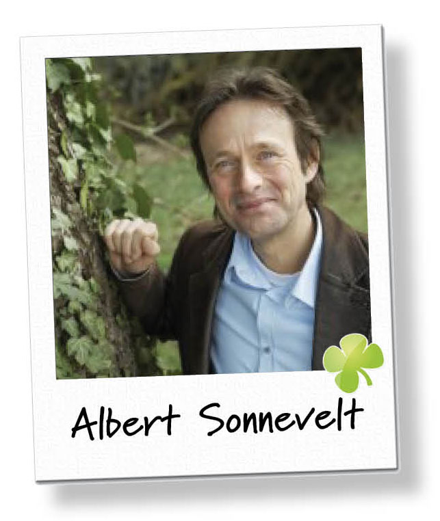 Albert Sonnvelt geeft een lezing tijdens de Miss Natural Awards